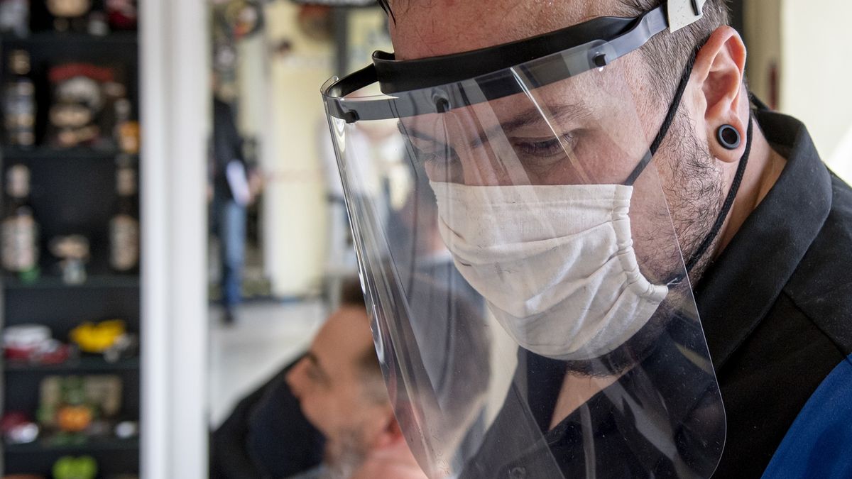 Model japonských vědců ukazuje, jak snadno se vir dostane pod obličejový štít